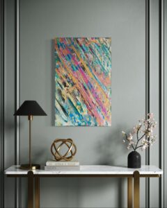 Summer’s Rain ist das Gefühl eines warmen Regens auf der Haut. Kein Sturm, kein Aufruhr – nur Tropfen, die tanzen, die Luft, die plötzlich klarer wird, und Farben, die aufleuchten wie frische Gedanken. Das Bild spielt mit Leichtigkeit und Bewegung. Es erzählt von einem Moment, der nichts will, außer zu sein. Ein Sommerregen, der nicht stört, sondern umarmt.