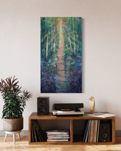Acrylgemälde mit dunklen, moosigen Farbtönen und organischer Struktur; inspiriert von der Atmosphäre eines uralten Waldes – geheimnisvoll, still und voller symbolischer Tiefe.